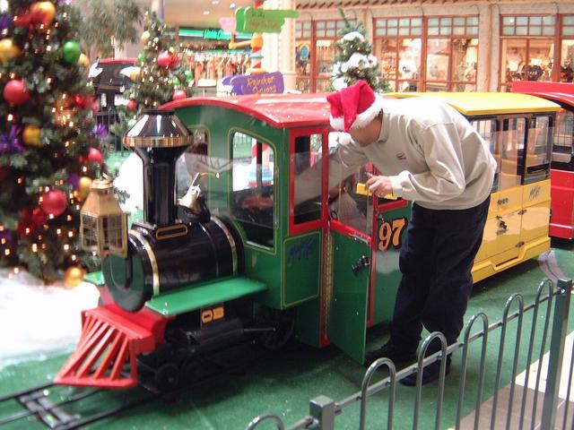 2003/12(Dec)/01-Pre Christmas Fun/640x480_2003-12-16-03-Dax-Chance-Visit-Santa.JPG